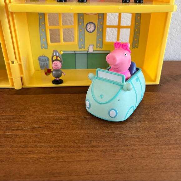 Peppa Pig Fold-n-Carry Playset Yellow House with Car and 8 Figures 2003 - Picture 5 of 8